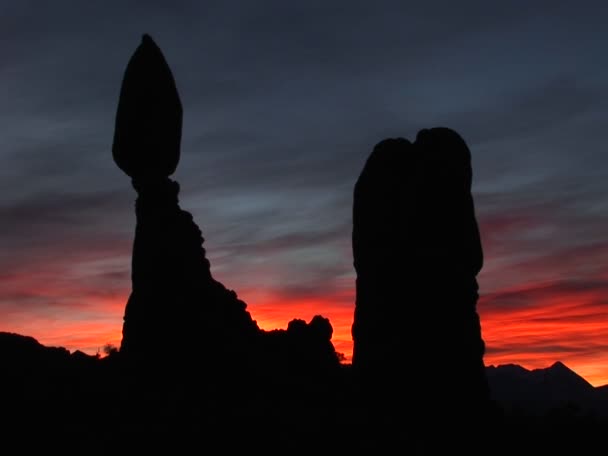 对天空的平衡的岩 — 图库视频影像