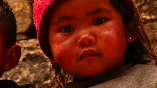 Kleines nepalesisches Mädchen — Stockvideo