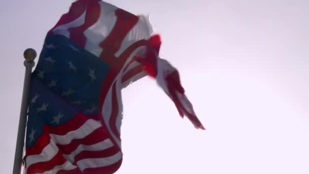 Eine amerikanische Flagge weht am Himmel — Stockvideo