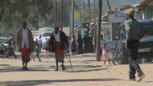 Fußgänger gehen auf den Straßen von Maralal — Stockvideo