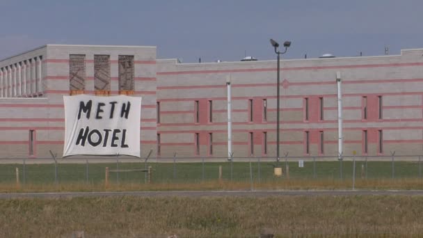 Μια πινακίδα που να λέει Meth Hotel — Αρχείο Βίντεο