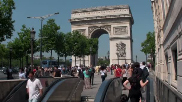 De Arc De Triumphe in Parijs met voetgangers — Stockvideo