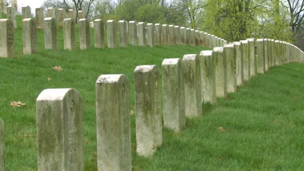 Graven markeren een World War One begraafplaats — Stockvideo