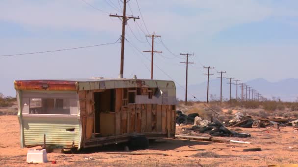 Släpvagn sitter i Mojaveöknen — Stockvideo