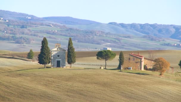 Casa rural e iglesia en Toscana — Vídeos de Stock