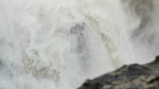 Eau qui coule sur la roche dans la cascade — Video