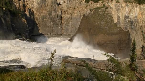 Machtige rivier watervallen en stroomversnellingen — Stockvideo