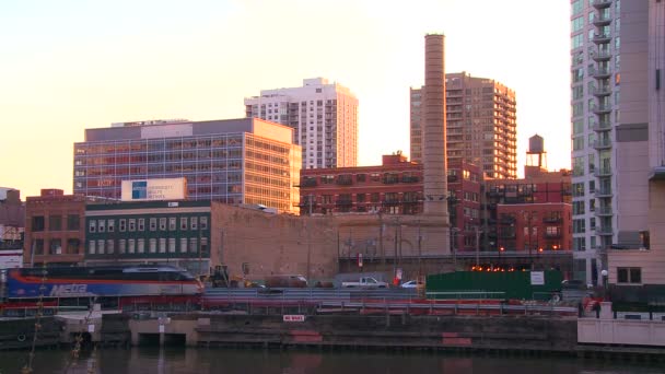 Tåget passerar framför Chicago skyline — Stockvideo