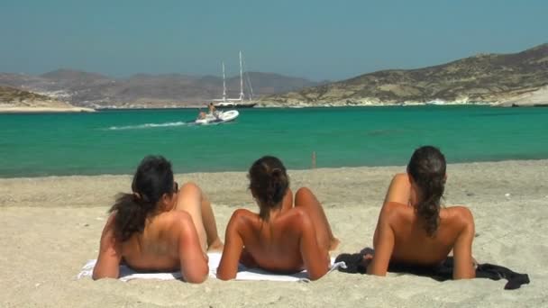 Τρεις κυρίες κάνουν ηλιοθεραπεία — Αρχείο Βίντεο