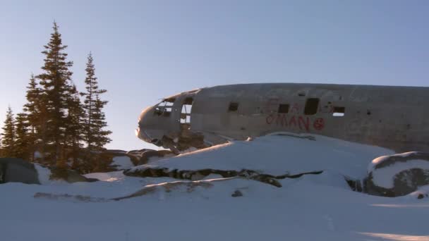 Разбившийся самолет сидит на склоне горы — стоковое видео