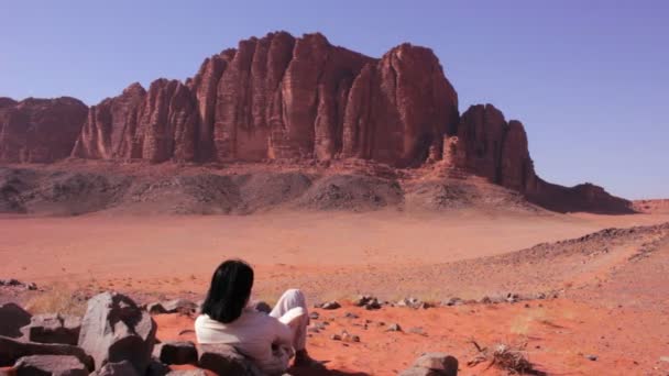 Um homem árabe senta-se no deserto — Vídeo de Stock