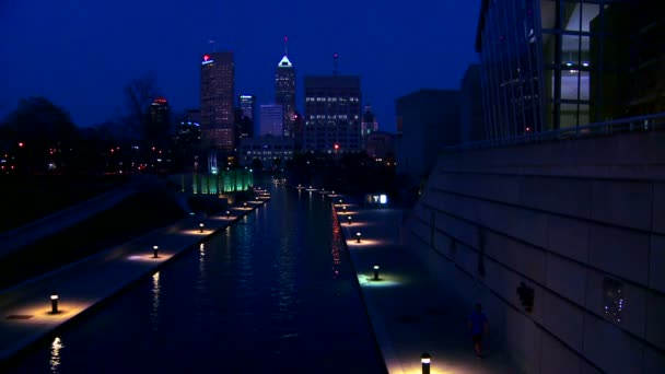 De stad van Indianapolis nachts — Stockvideo