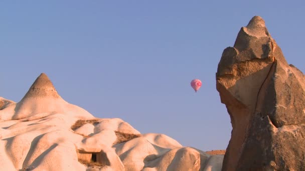 Balonów na ogrzane powietrze latać nad formacjach geologicznych — Wideo stockowe