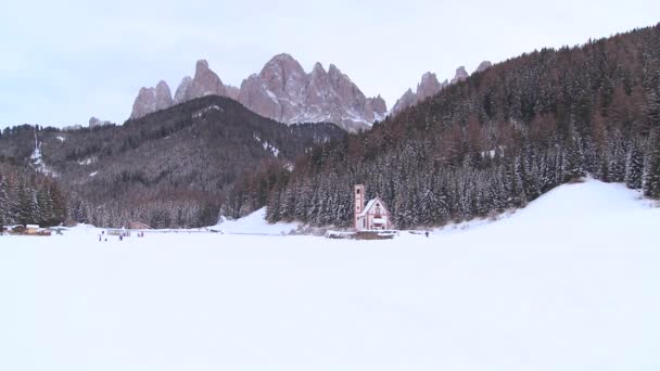 Chiesa incastonata nelle Alpi — Video Stock