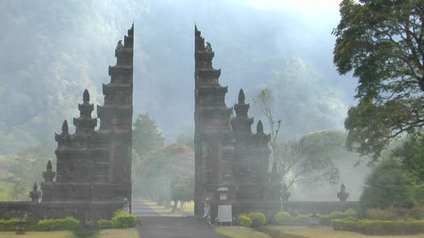 Nevoeiro deriva pelo portão do templo — Vídeo de Stock