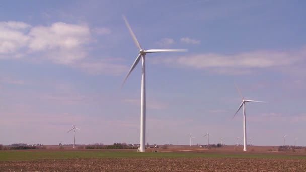 Molinos de viento generan energía — Vídeo de stock