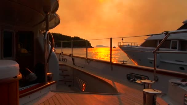 Puesta de sol croata desde la cubierta de popa — Vídeos de Stock