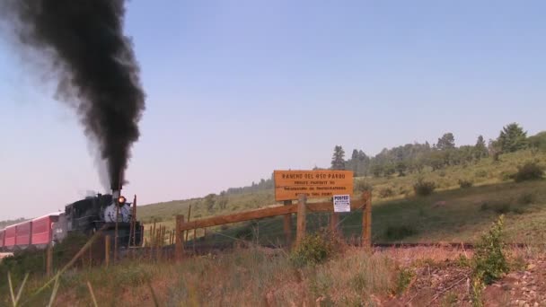 Tren se acerca a un cruce de grado — Vídeo de stock