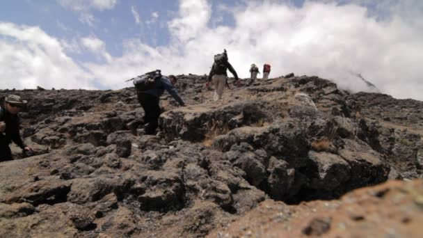 Trekkers intensivering op berg — Stockvideo