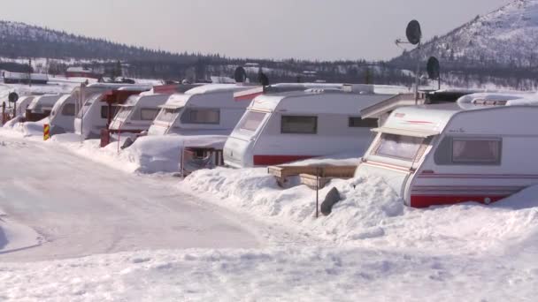 Campistas enterrados en la nieve profunda — Vídeos de Stock