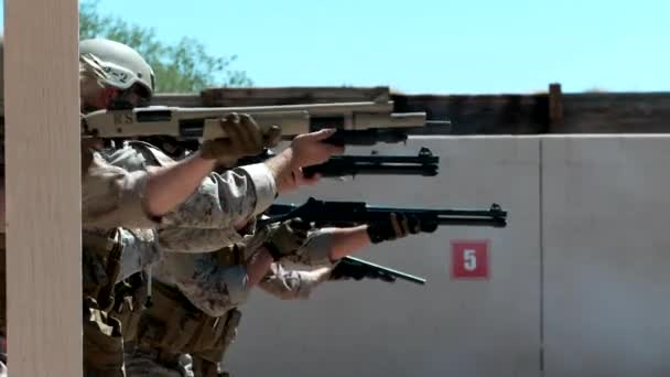 射击他们的武器的士兵练习 — 图库视频影像