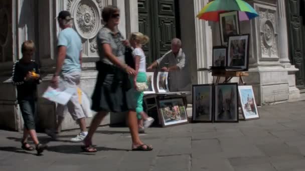 Een straat kunstenaar verven buiten een kathedraal in Parijs — Stockvideo