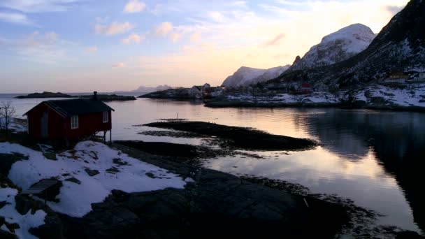 Cabana senta-se em uma baía no Ártico Lofoten Islands — Vídeo de Stock
