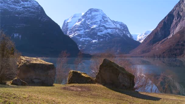 Fjorden i Norge med stenblock förgrunden — Stockvideo