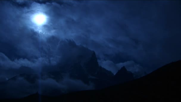 Pan de nubes sobre la cumbre — Vídeo de stock