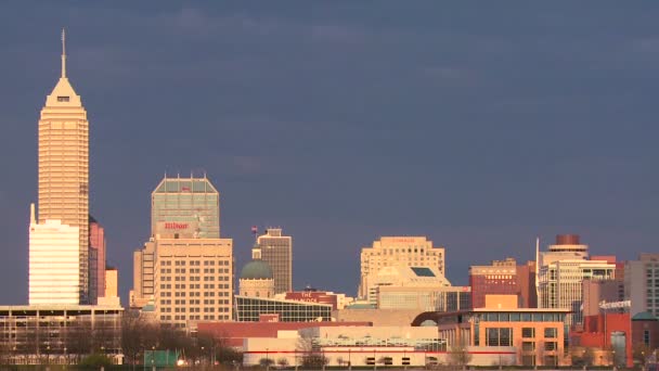 La ciudad de Indianápolis al atardecer — Vídeo de stock