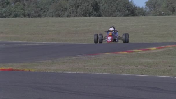 Carrera de coches de velocidad alrededor de un agudo — Vídeo de stock