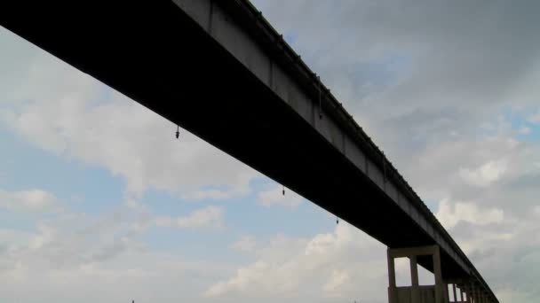 Puente con nubes detrás — Vídeos de Stock