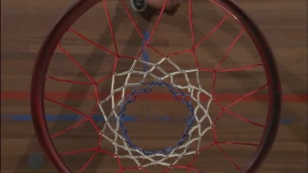 A man tosses a ball through a hoop — Stock Video