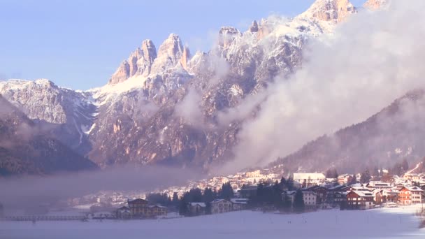 Villaggio innevato nelle Alpi — Video Stock