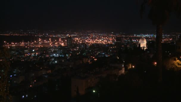 Город Хайфа ночью с храмом бахаи — стоковое видео