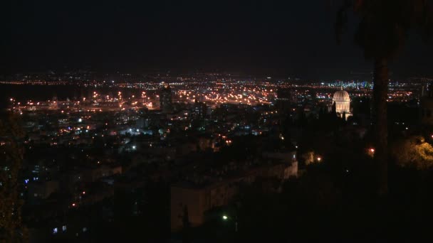 Ville de Haïfa la nuit avec le Temple Baha'i — Video