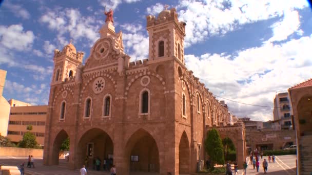 Nubes se deslizan sobre la iglesia — Vídeos de Stock