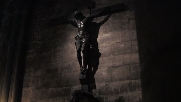 Jesús en la cruz de una iglesia oscura — Vídeos de Stock