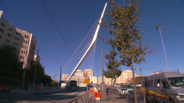 El tráfico se mueve puente en Jerusalén — Vídeos de Stock