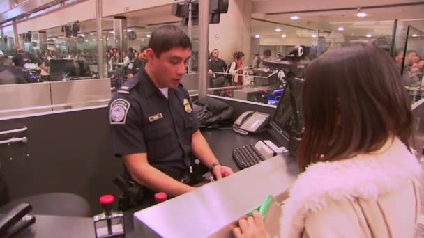 Passeggeri in arrivo in un terminal aeroportuale — Video Stock