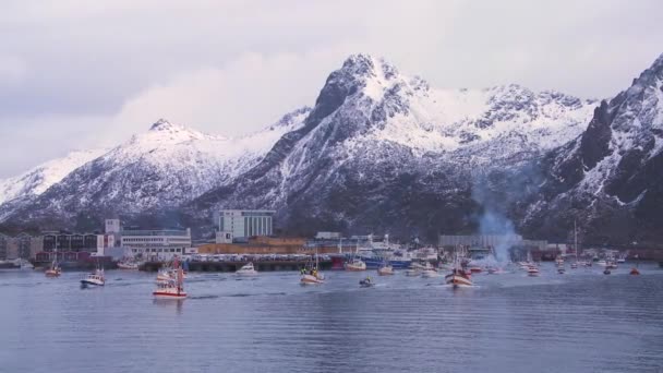 Barcos de pesca zarpa hacia el mar de Noruega — Vídeo de stock
