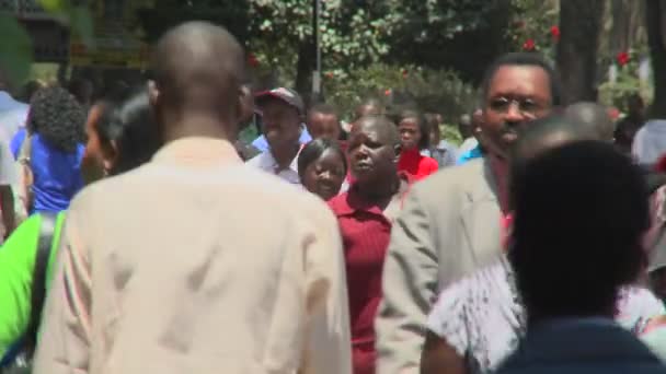 Αφρικανοί βόλτα στους δρόμους του Ναϊρόμπι — Αρχείο Βίντεο