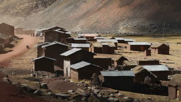 Pequeño pueblo de montaña — Vídeo de stock