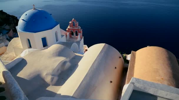 Kościół prawosławny na wyspie Santorini — Wideo stockowe