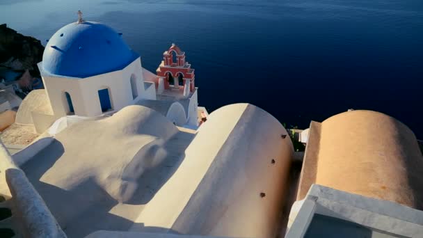 Iglesia ortodoxa en la isla de Santorini — Vídeo de stock