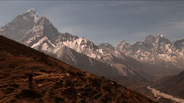 Man onder leiding van trail pieken — Stockvideo