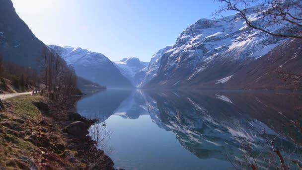 Fiordos de Noruega que reflejan montañas — Vídeo de stock