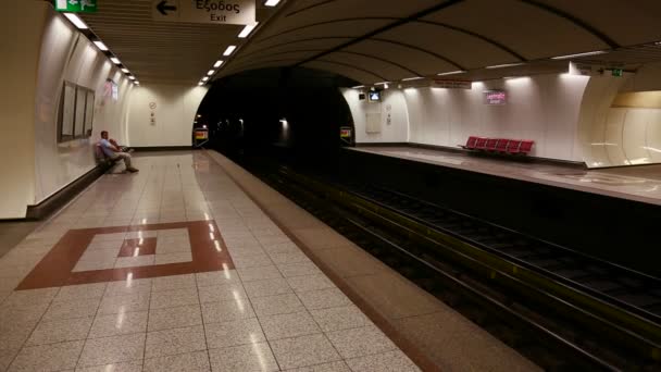 Le métro arrive à la station — Video