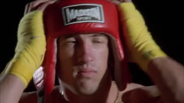 Боксер надевает шлем . — стоковое видео