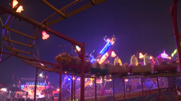 Montaña rusa en un parque de atracciones — Vídeo de stock